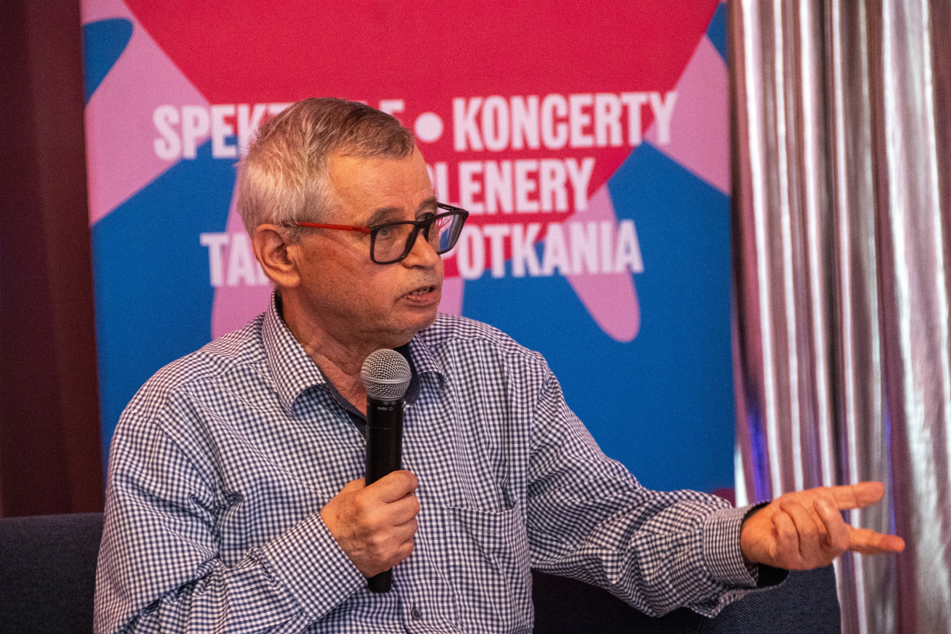 Ryszard Szubartowski podczas wykładu, z mikrofonem w dłoni
